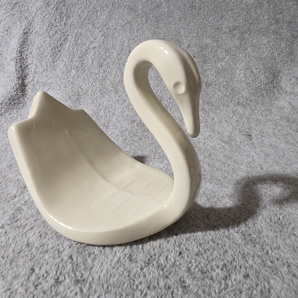 Vintage White Sean Ceramic Soap Or Towel Holder